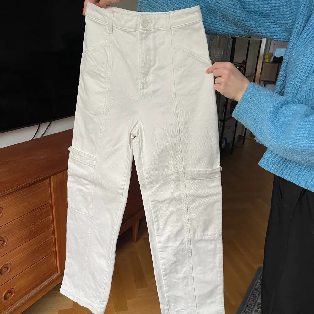 Säljer mina Filippa K jeans i nyskick då de endast använts 1 gång. Storlek 32, men passar 34/36. Nypris 2000. Jeans & Byxor.