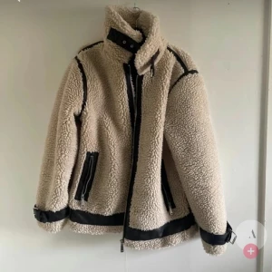 Teddyjacka - Första bilden är lånad!! Teddyjacka från bikbok. Har ett hål i fodret som är lätt att fixa. Storlek XS men skulle säga mer som S.