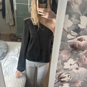 Svart oneshoulder blus - Mina fina blus från Gina Tricot, säljer då de inte är min smak. Den är endast använd en gång❤️köpt för 399.