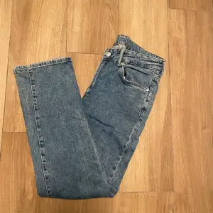 Blå jeans från H&M. Rak passfrom, fint skick.