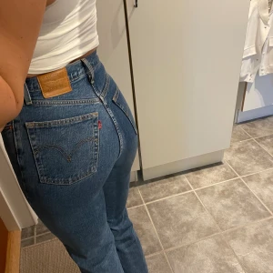 Ribcage levis jeans - Storlek 36.  Använda fåtal gånger. Jag är 174cm lång.