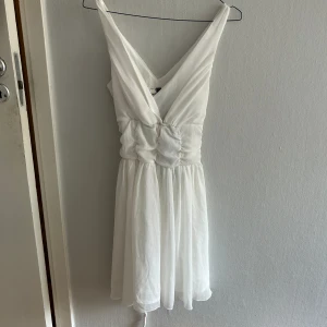 Studentklänning - Jätte fint studentklänning som tyvärr var för liten för mig! Helt ny endast testad! Pris kan diskuteras🥰