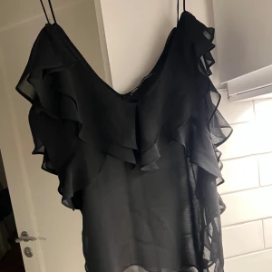 Linne från zara - Säljer detta gulliga linnet från Zara, bara använts en gång så är i nyskick. Storlek S.