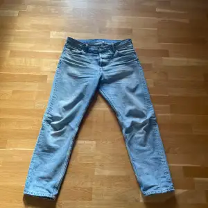 Snygga jeans från Weekday som har använts en del. Jag säljer dem eftersom att dem blivit för små för mig. Dem är fortfarande i bra skick och det finns inga tydliga tecken på slitage. Storlek 34/32. Kontakta mig gärna för fler bilder😊
