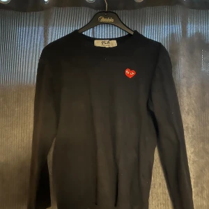 Cdg Tröja - Hej! Säljer nu Cdg Tröja i storleken L men skulle säga att den passar M. Skicka 8/10 sparsamt använd. Nypris på nk:899kr. Mitt pris:400kr. Tveka ej att höra av dig vid funderingar! Hörs snart!