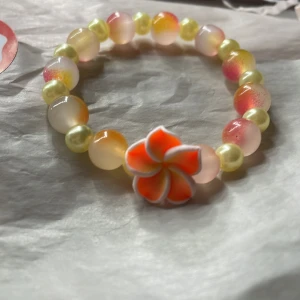 🌸🧡💛 - Egengjort armband,kan även fixas i speciell storkek vid intresse men passar dom flesta då tråden är stretchig ❤️