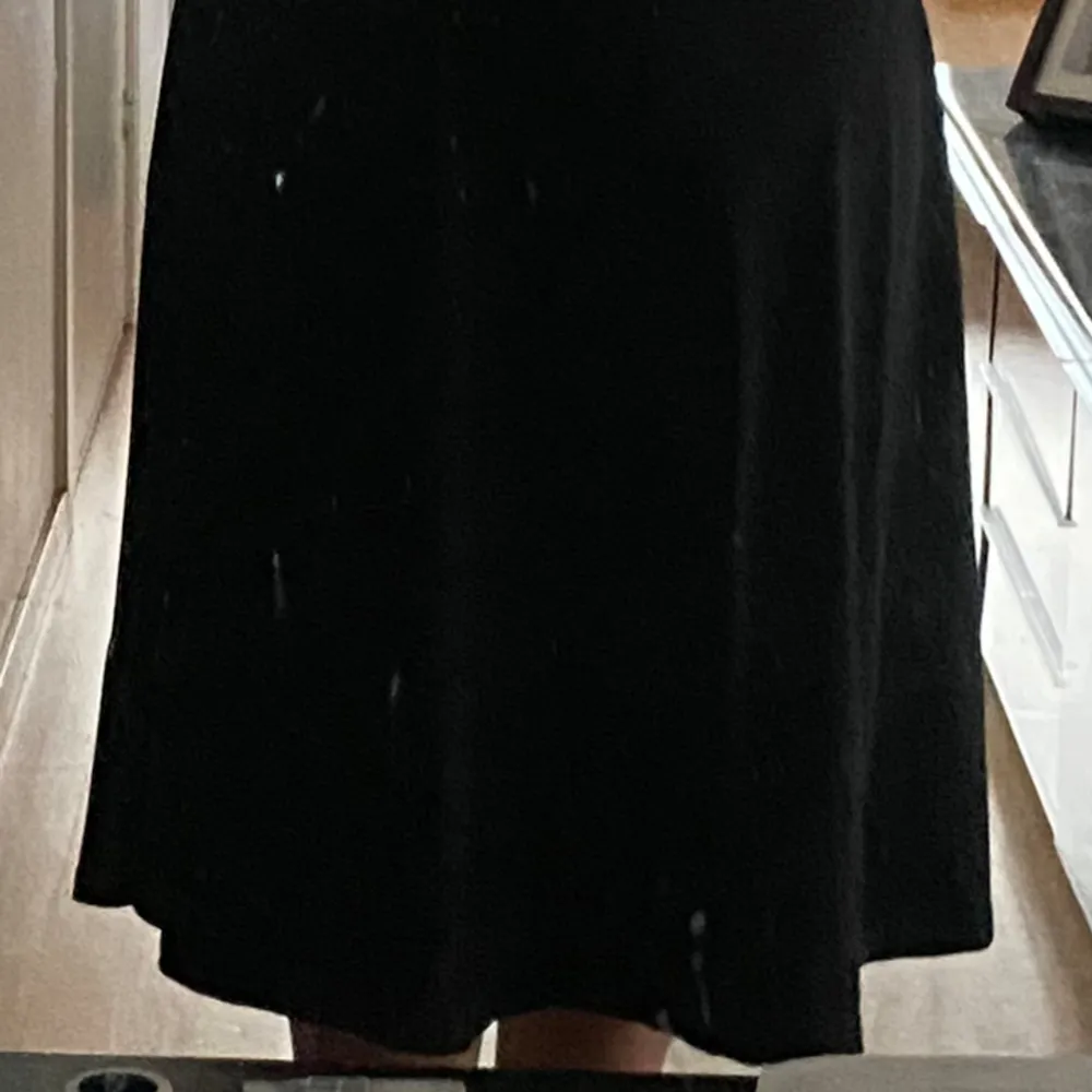 En svart kläning från hm som inte sitter på rätt sätt💕 storlek L,ej använd💕. Klänningar.