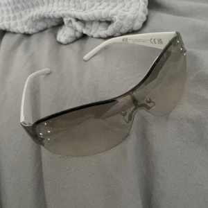  solglasögon fina kan ha på sommaren väldigt bra och sitter bra  - Dem är väldigt bekväma inget man kan störa sig på dem e fina ha på sig 