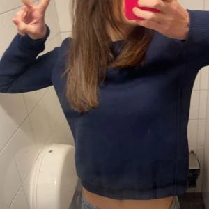 Nelly tröja - Blå Nelly tröja som är i bra skick och används Max 3 gånger. ❤️Skriv för fler bilder! Pris kan diskuteras!!