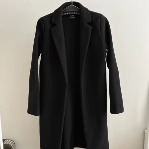 Kappa - Säljer min jättesnygga långkappa från Zara. Passar nu till våren och den är varsamt använd, ser helt ny ut. Den är i storlek XS. Köparen står för frakt och det är bara att skriva ifall fler frågor💞(pris kan diskuteras)