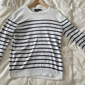Finstickad Ralph Lauren tröja - Säljer min finstickade Ralph lauren tröja som är i prima skick. Tröjan är i storlek Xs men funkar även till S då den är stor i storleken. Hör av er vid funderingar.