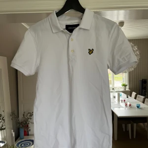 Lyle & Scott pike - Slim fit lyle & scott pike. Fint skick endast använd ett par gånger. Säljer för att den är för liten. Perfekt inför sommaren. Hör av er vid funderingar :)
