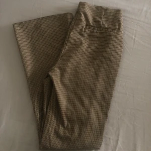 Kostymbyxor  - Säljer mina kostymbyxor då den är för liten på mig 💗 Är i storlek 38/M och når marken på mig som är 173cm 🫶🏽