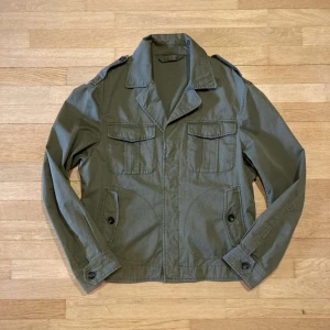 Fieldjacket / overshirt Mango - Säljer denna feta fieldjacket/overshirten från mango, perfekt för våren och sommaren. Storlek M. Nypris runt 750kr, mitt pris 349kr. Nyskick. Hör av dig för funderingar