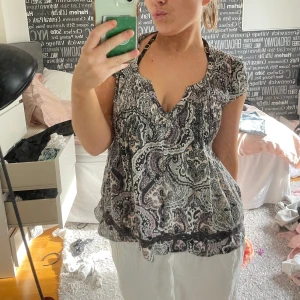 Mönstrad oddmolly topp!! - Mönstrad oddmolly topp i väldigt fint skick!! 