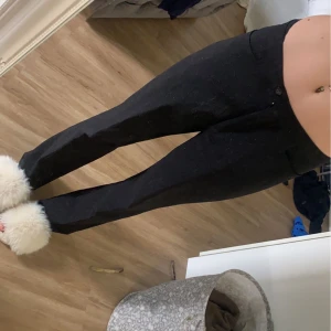 Glittriga kostymbyxor  - Göittriga kostymbyxor i storlek S skulle jag gissa då jag vanligvis har det! Är 173 cm lång! Köp för 60kr 