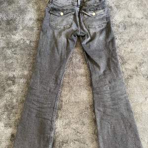 Jeans i storlek 158 från Young Gina , super bra skick, bootcut.