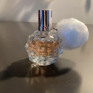 Ariana Grande parfym - Andvänd några gånger men finns mycket kvar. 