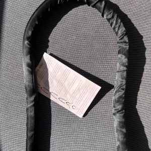 Heatless curls band - Ett band som man kan få fina värmefria lockar med, funkar jättebra sliter ej på håret! Säljer pga har 2 st 🩶 (hårband och hårklämma ingår inte)