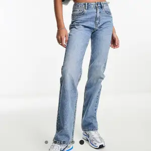 D98 straight jeans från stradivarius i storlek 32, skicka meddelande för mer info eller bilder