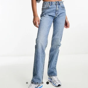 D98 stradivarius jeans - D98 straight jeans från stradivarius i storlek 32, skicka meddelande för mer info eller bilder