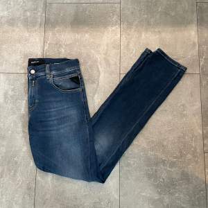 Feta replay jeans i  sjukt bra skick och inga defekter - Säljer pga storleken! 😄