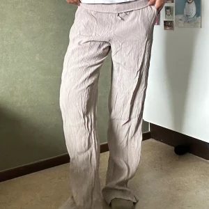 Sommarbyxor  - Linnebyx-liknande byxor. Köptes av en tjej här på Plick säljs eftersom det inte var det jag letade efter. Super fina. Jag är 169 och byxorna går hela vägen ner över fötterna på mig. Aldriga använda av mig 