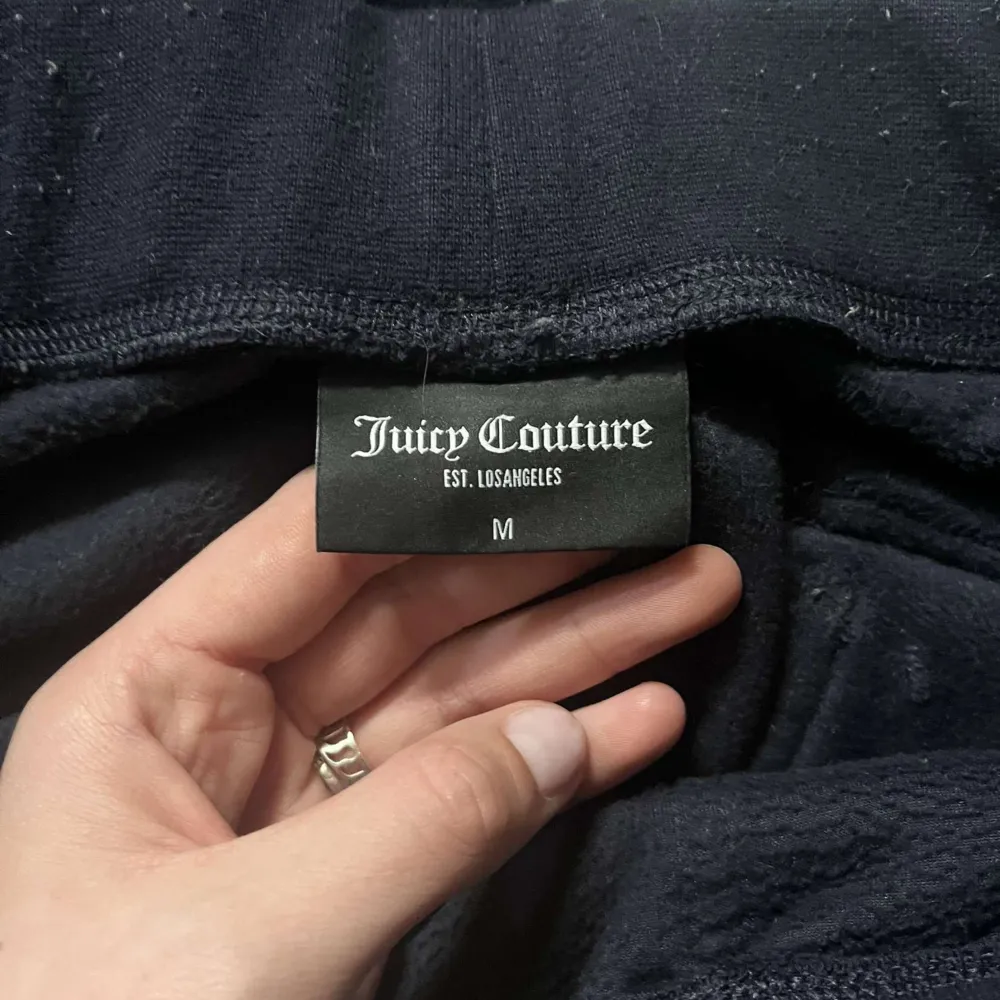 Säljer dessa snygga juicy couture byxor , då de inte används längre  Storlek M men passar mig som burkar ha S bra ⭐️ Kan även tänkas byta tillett par gråa 🫶 i storlek s. Jeans & Byxor.