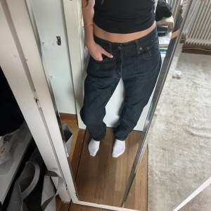 Raw jeans i mörkblå, är i gott skick utan några slitage💕 Jag bär 26/25 i midjan och är 164 lång🕺🏼