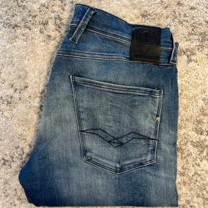 Tjena! Säljer nu ett par Replay jeans | Skick 9/10 mycket bra | Nypris ca 1800kr | Mitt pris 525kr | Kom gärna pm vid frågor eller funderingar | Postas eller möts upp i Gävle!