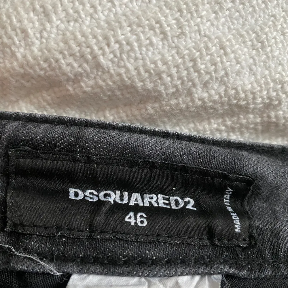 Sjukt snygga Dsquared2 jeans. Storlek 46. Mycket bra skick, knappt använda. Bra kvalitet och snygg design. Hör av er vid frågor och funderingar. . Jeans & Byxor.