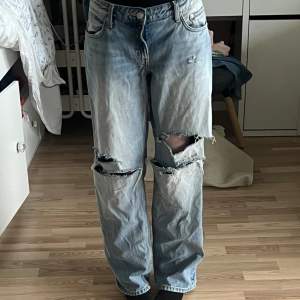 Weekday arrow jeans!! Low waist med hål på knäna. Köpt second hand, säljer pga de är för stora för mig!! Annars bra skick! Strl 30/32, men skulle säga att de är mycket större ( ca strl M)🩵