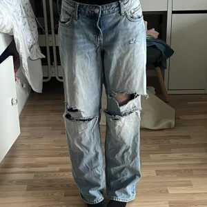 Low waist jeans - Weekday arrow jeans!! Low waist med hål på knäna. Köpt second hand, säljer pga de är för stora för mig!! Annars bra skick! Strl 30/32, men skulle säga att de är mycket större ( ca strl M)🩵