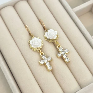 Kors örhängen - rabatterade pågrund av en liten missfärgning på baksidan av ena örhänget 59kr/par Nickelfria örhängen 6-7cm långa totalt 