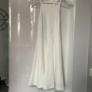 Vit sommarklänning - En supersöt vit klänning från Ginatricot. Den är i storlek XS och knappt använd. Kanske passar som student- eller skolavslutningsklänning?😊