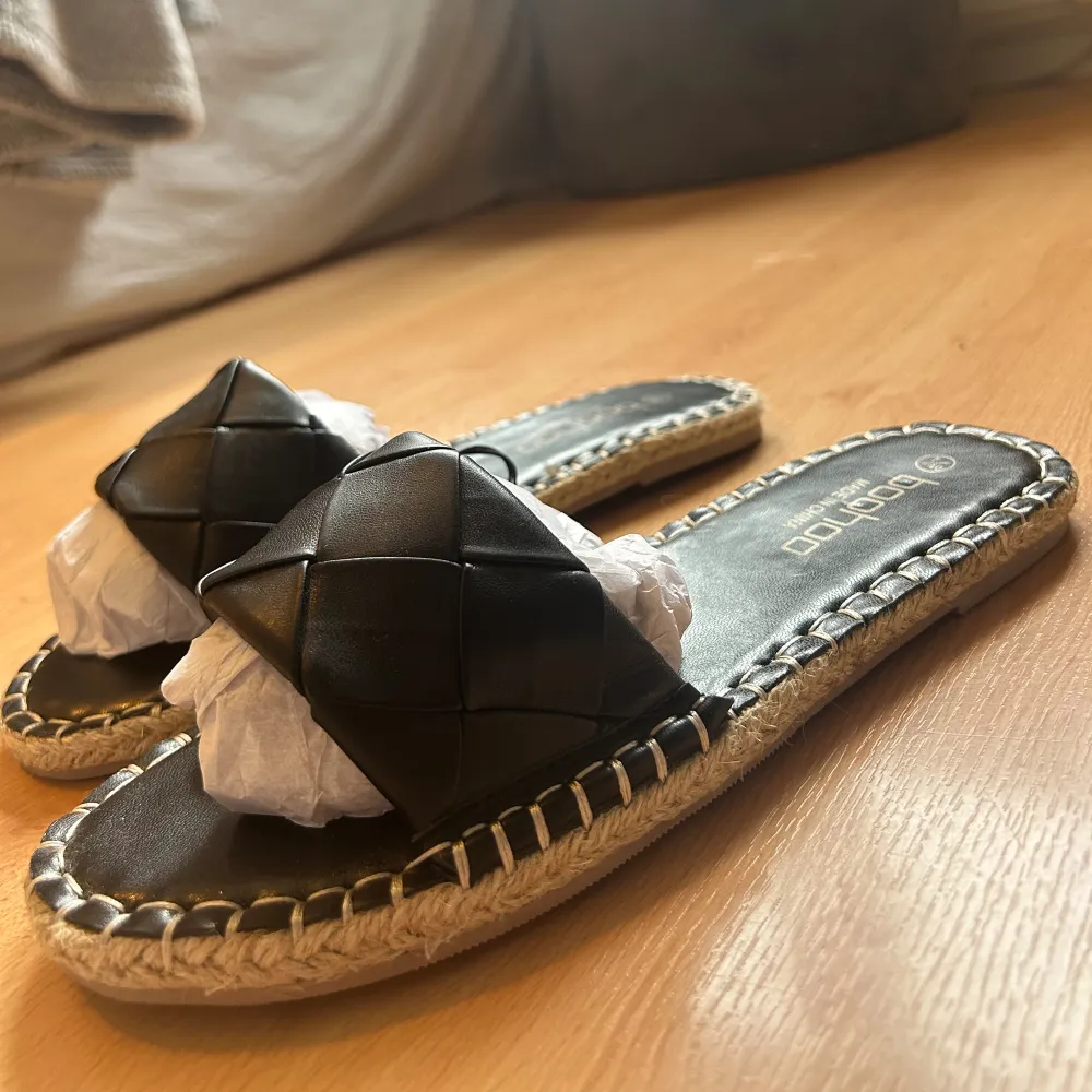 Helt oanvända och nya tofflor/sandaler från Boohoo. Sååååå fina till sommaren, råkade beställa i fel storlek därav säljer jag dom💕. Skor.