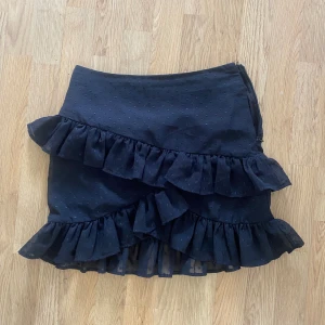 Volangkjol - Volangkjol från Bikbok storlek S. Bra skick, knappt använd. 🖤