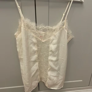 Linne med spets  - Vitt linne med spets från zara home i storlek s. Mycket bra skick! 