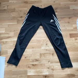 Adidasbyxor - Säljer mina adidasbyxor. På vissa ställen är de lite slitna (se bild 3). Utöver det är de inte mycket använda och i gott skick. Säljs för 80 kr. 