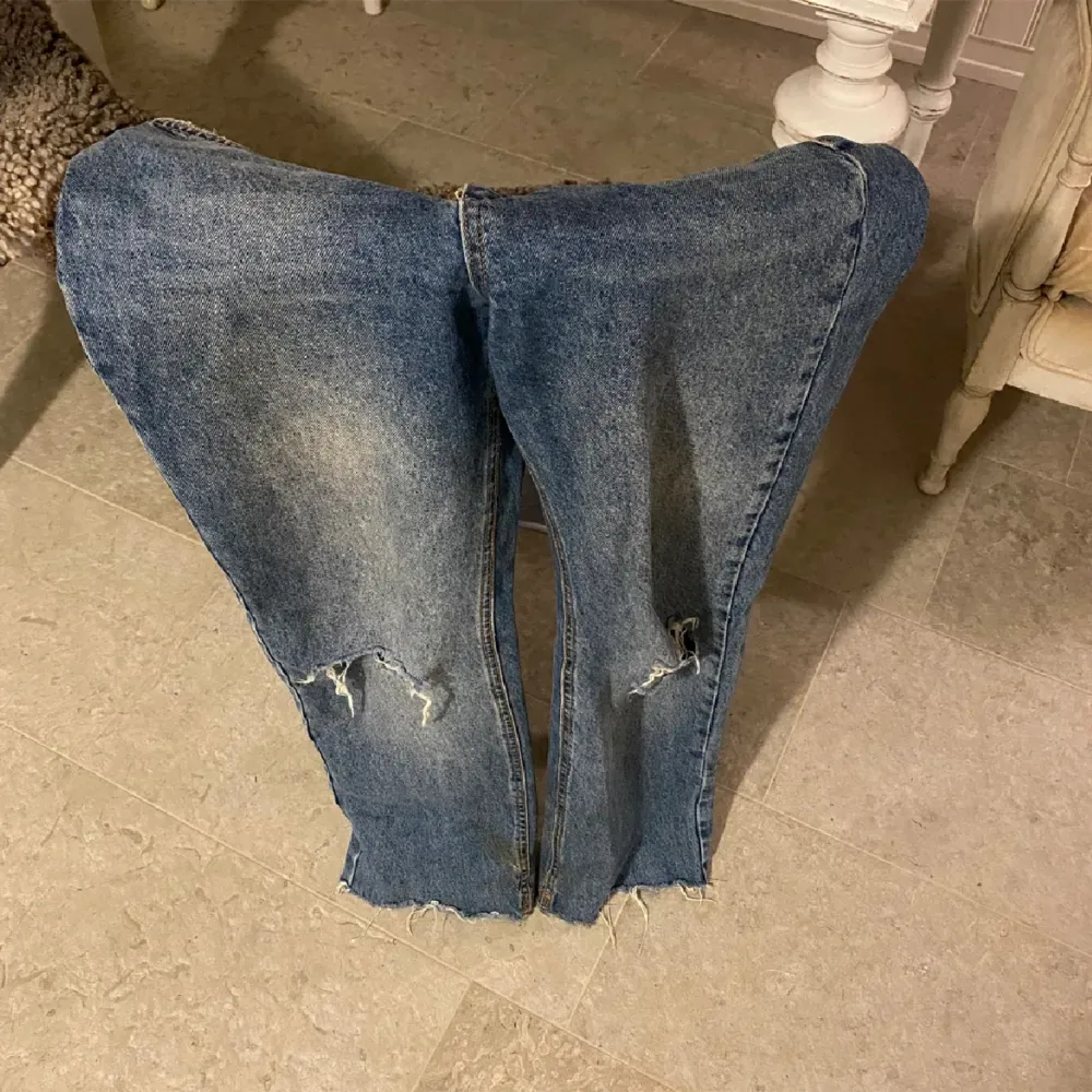 Säljer mina superfina jeans från pull&bear i storlek 38. Jeansen har hål vid knäna. . Jeans & Byxor.