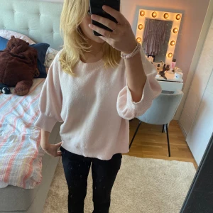 Trekvarts stickad tröja från lindex💗 - Jag säljer nu denna super snygga och sköna stickade tröjan från lindex. Jag köpte tröjan i storlek L, jag brukar vanligtvis ha storlek S, men tycker verkligen att L sitter jätte fint ändå!💗💗