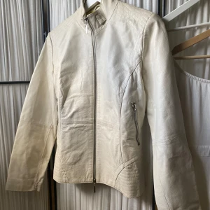 Vintage Bikerjacka  - Sååå snygg och i fint skick🥰  Skulle säga att den passar både S och M beroende på hur löst man vill att den sitter. 