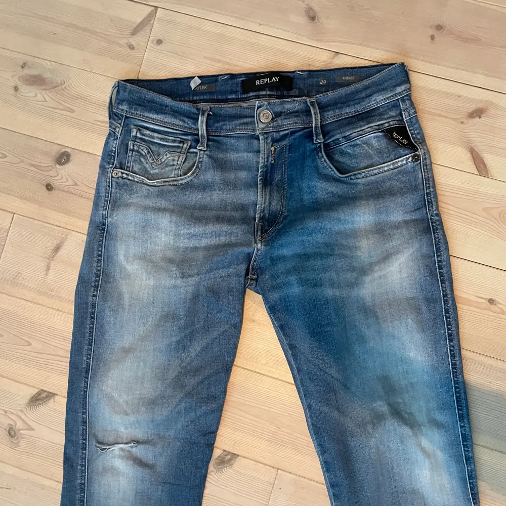 Ett par skit feta replay anbass hyperflex jeans som knappt har blivit använda. Det ända tecknet på användning är det lilla hålet på benet. Men det gör jeansen fetare. Storlek 30W 32L. Kontakta för mer info!. Jeans & Byxor.