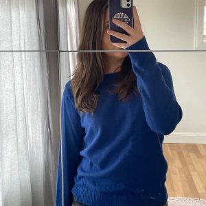 Stickad tröja  - Mörkblå stickad tröja från vila