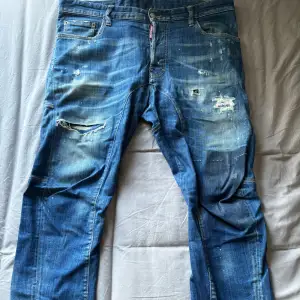 Blå Dsquared2 jeans (äkta),storlek 52(XL), användas fåtal gånger, bra skick, pris kan diskuteras vid snabb affär. 