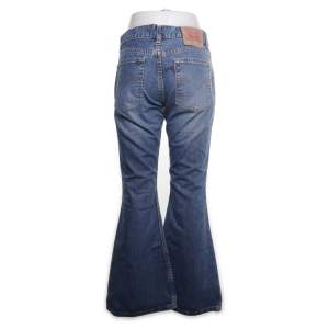 Bootcut/flare jeans från Levis. Köpta på sellpy & använda få gånger. Midjemått 78cm (jag brukar ha S/M & 38) och passar mig som är 165! Skriv vid fler frågor☺️☺️
