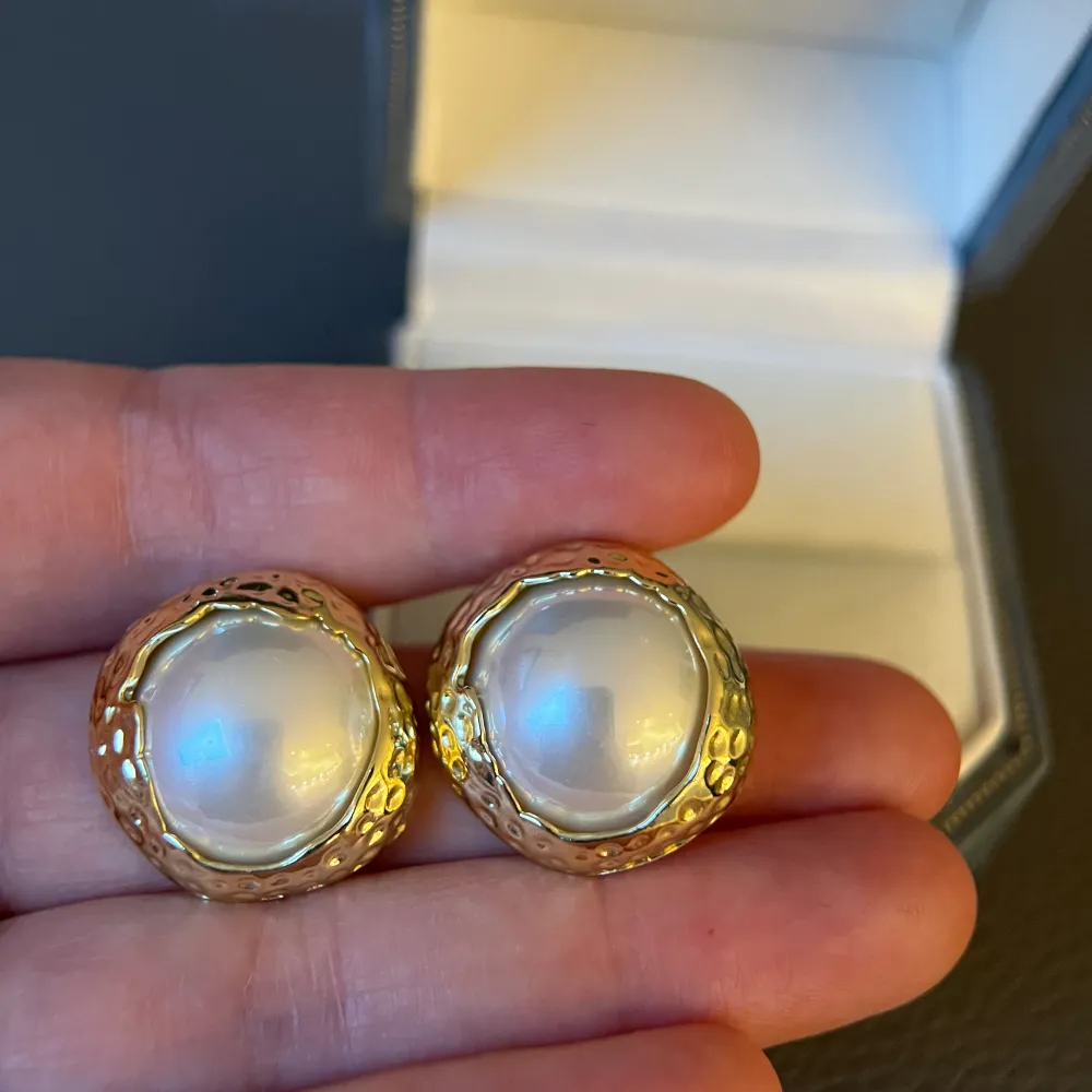 Faux Pearl, Gold plated, Silver pins, earrings back is included, brand new. Accessoarer.