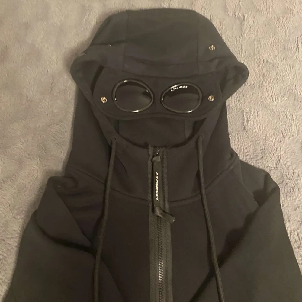 Säljer denna svarta CP Company zip hoodie som är i utmärkt skick 10/10. Säljer då jag inte använder den mer. Ta gärna kontakt för frågor eller funderingar! Priset är ej hugget i sten 🙌. Hoodies.
