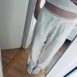 Vita linnebyxor!🤍 - jag säljer ett par vita linnebyxor i stolek xs/s. De är super fina men kommer just nu inte till andvändning. Har inga fläckar på sig och är inte så superandvända pga att jag köpte de i slutet av förra sommarn