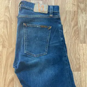 Ett par riktigt schyssta Nudie jeans! Storleken är 29/32 men jeansen är omsydda så det passar någon som är runt 175. Hör av er vid några funderingar!